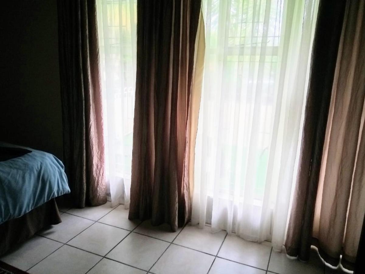 Rustenburg Guesthouse ภายนอก รูปภาพ