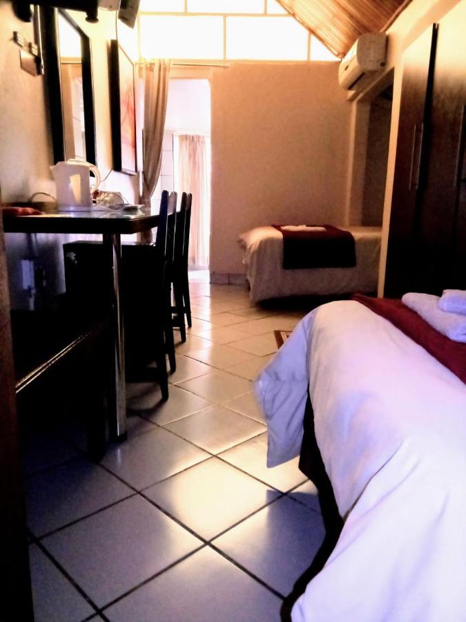 Rustenburg Guesthouse ภายนอก รูปภาพ