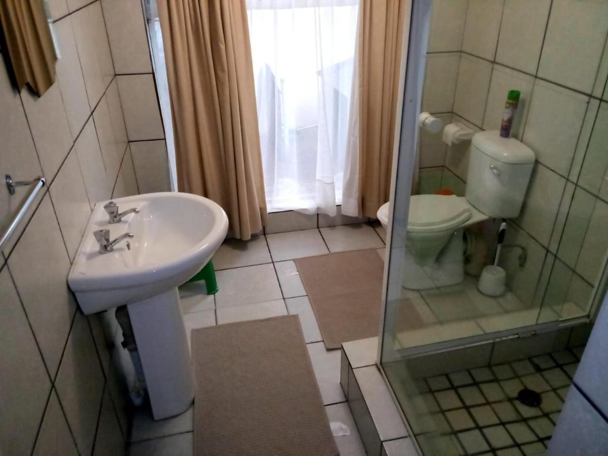 Rustenburg Guesthouse ภายนอก รูปภาพ