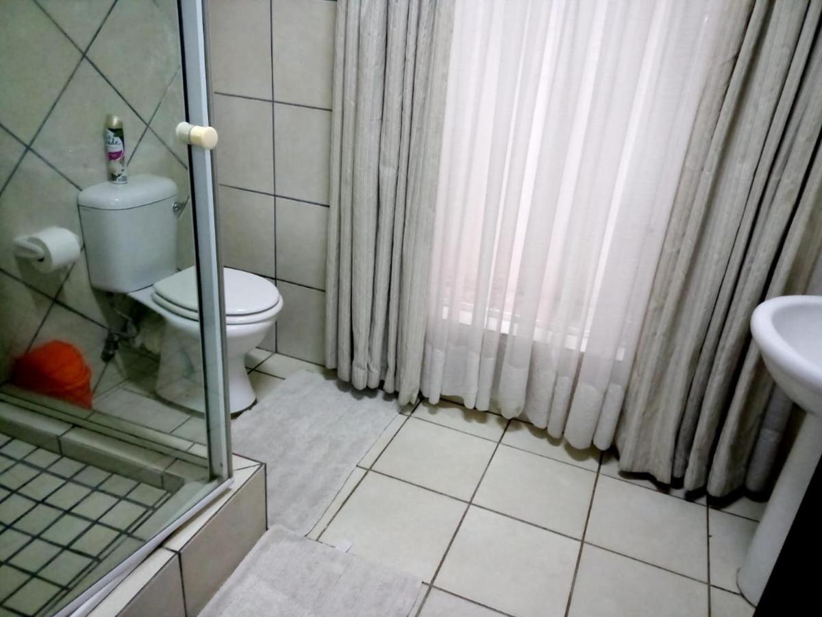 Rustenburg Guesthouse ภายนอก รูปภาพ