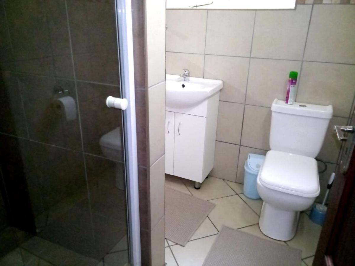 Rustenburg Guesthouse ภายนอก รูปภาพ