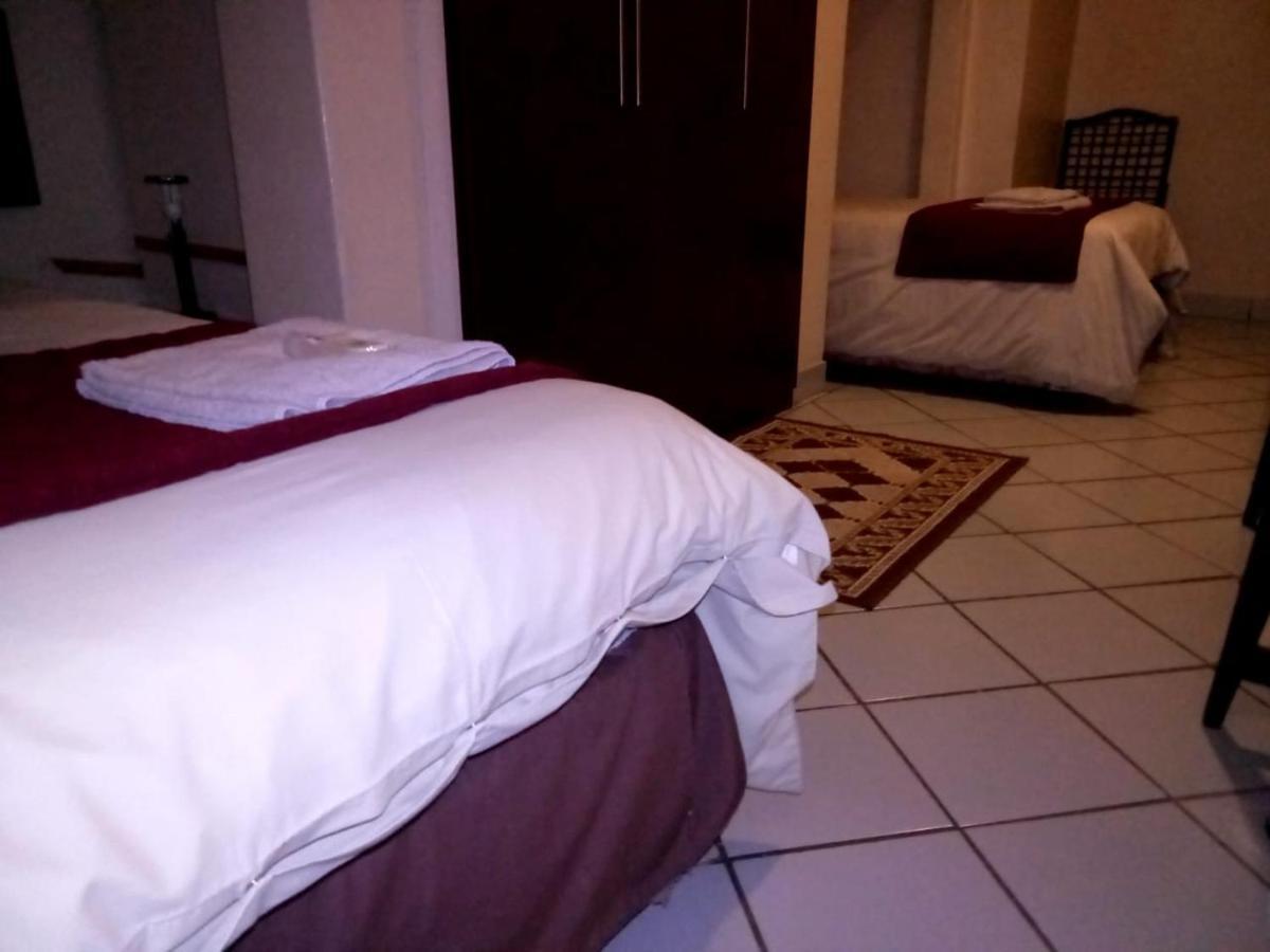 Rustenburg Guesthouse ภายนอก รูปภาพ