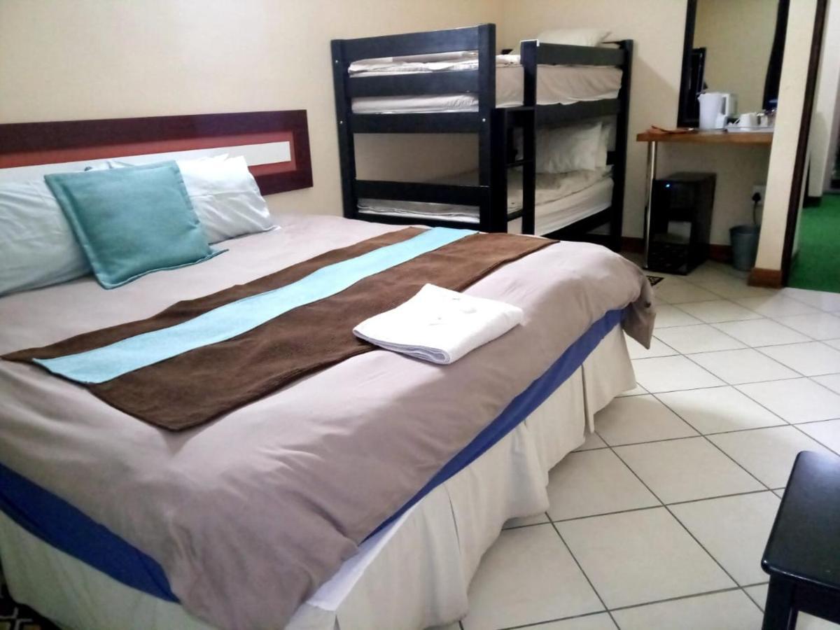 Rustenburg Guesthouse ภายนอก รูปภาพ