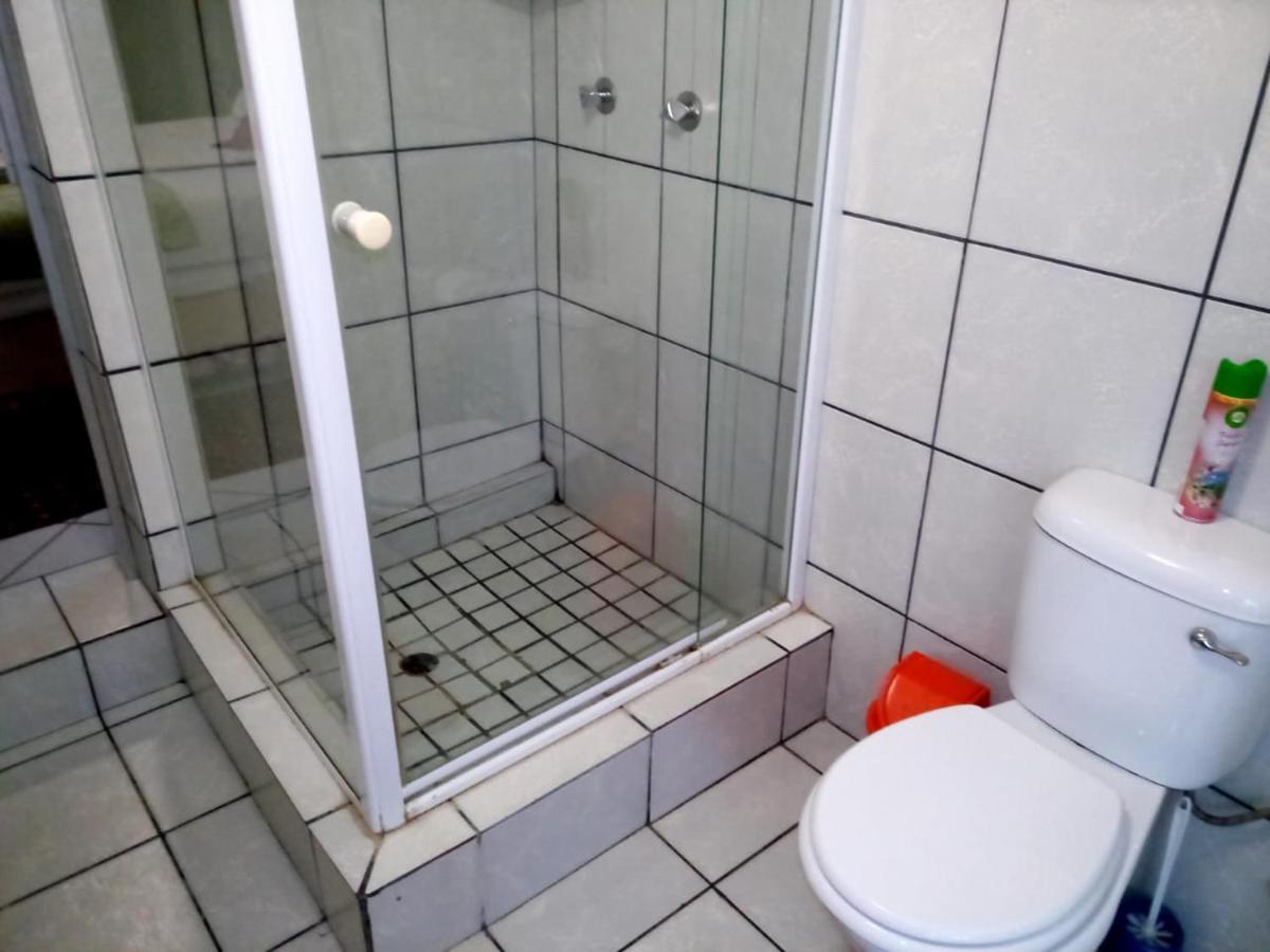 Rustenburg Guesthouse ภายนอก รูปภาพ