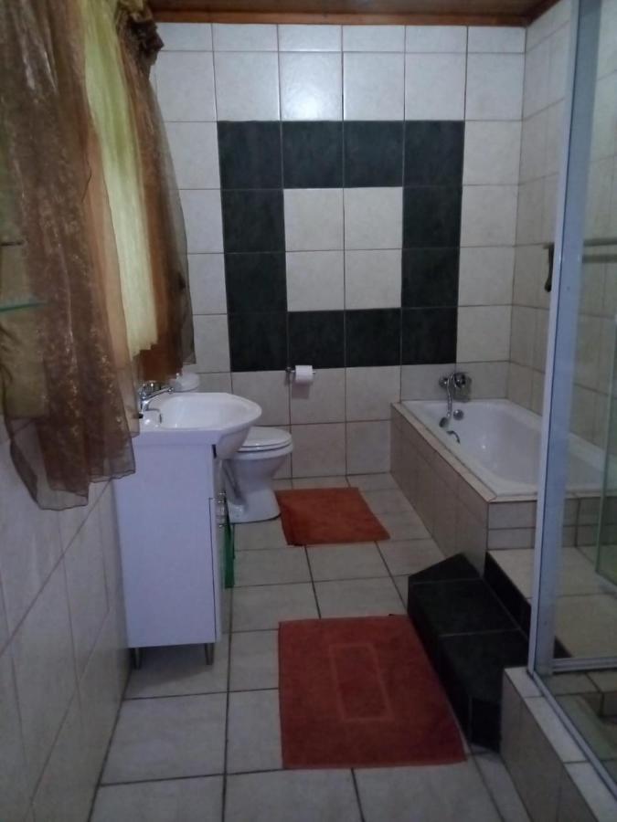Rustenburg Guesthouse ภายนอก รูปภาพ