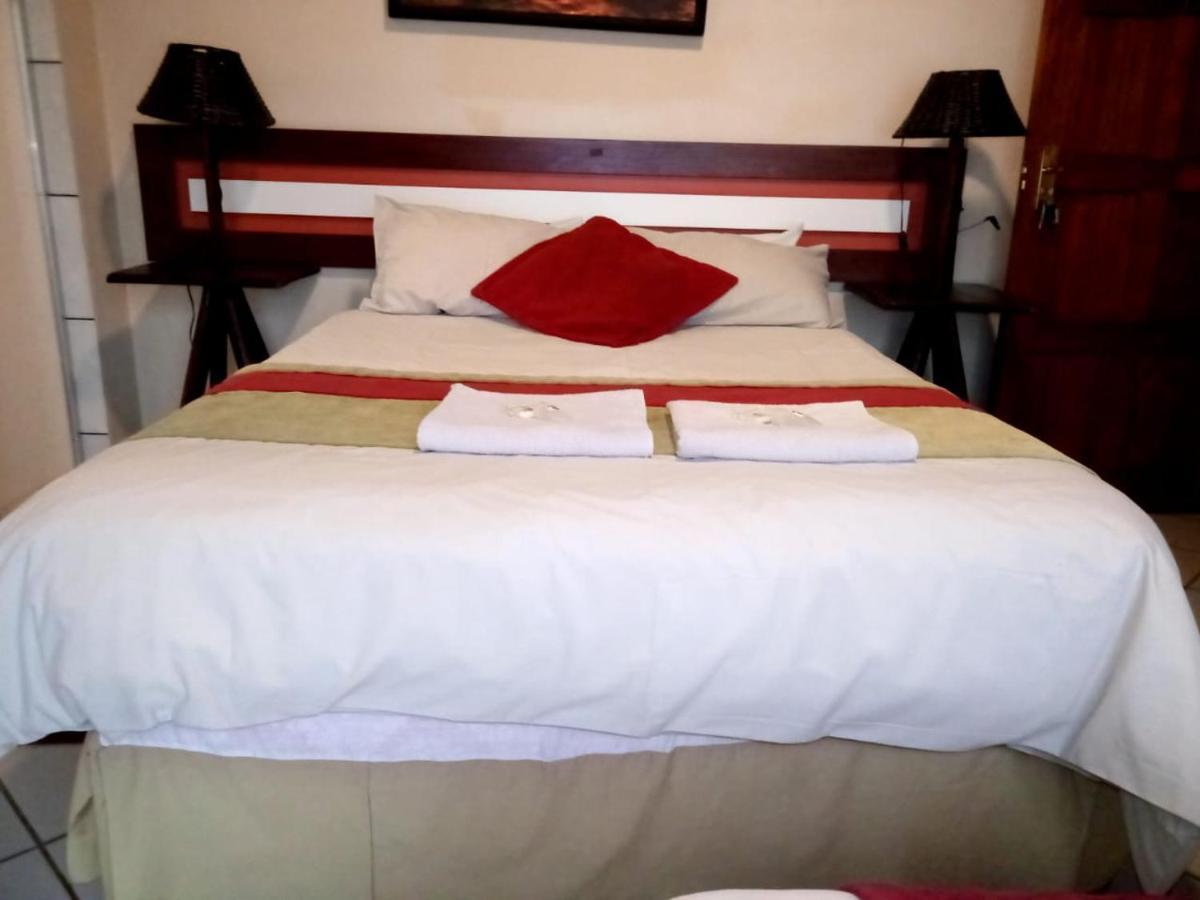 Rustenburg Guesthouse ภายนอก รูปภาพ