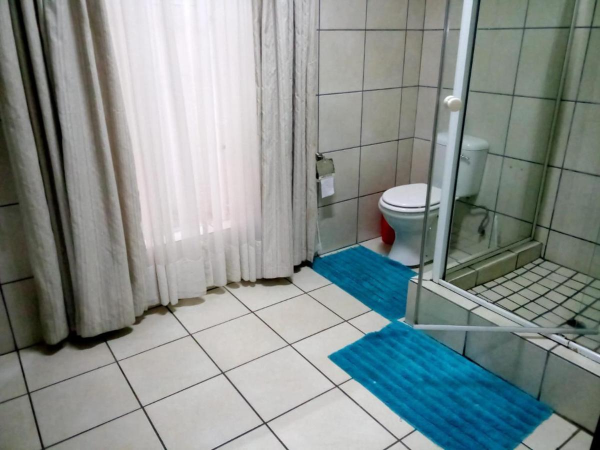 Rustenburg Guesthouse ภายนอก รูปภาพ
