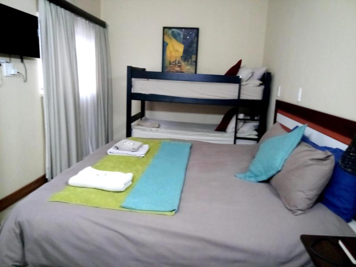 Rustenburg Guesthouse ภายนอก รูปภาพ