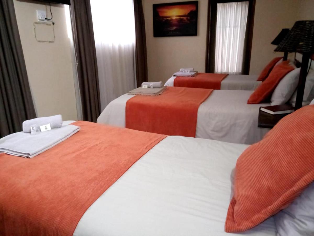 Rustenburg Guesthouse ภายนอก รูปภาพ