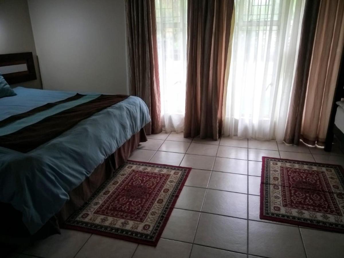 Rustenburg Guesthouse ภายนอก รูปภาพ