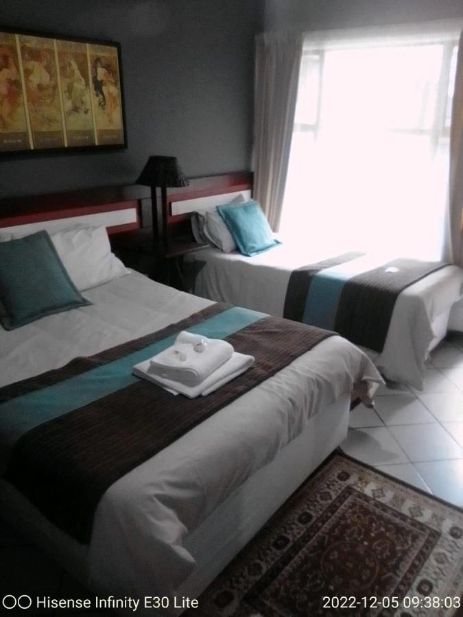 Rustenburg Guesthouse ภายนอก รูปภาพ