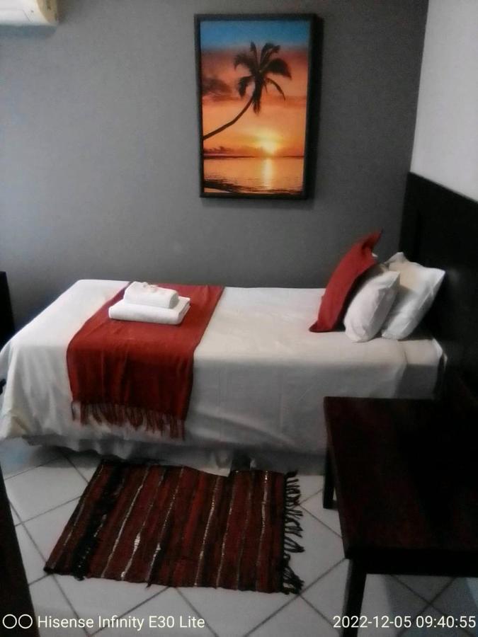 Rustenburg Guesthouse ภายนอก รูปภาพ