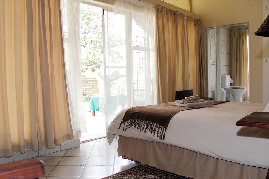 Rustenburg Guesthouse ภายนอก รูปภาพ