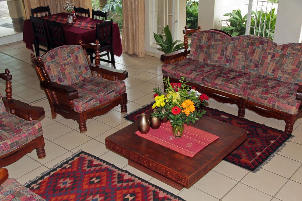 Rustenburg Guesthouse ภายนอก รูปภาพ