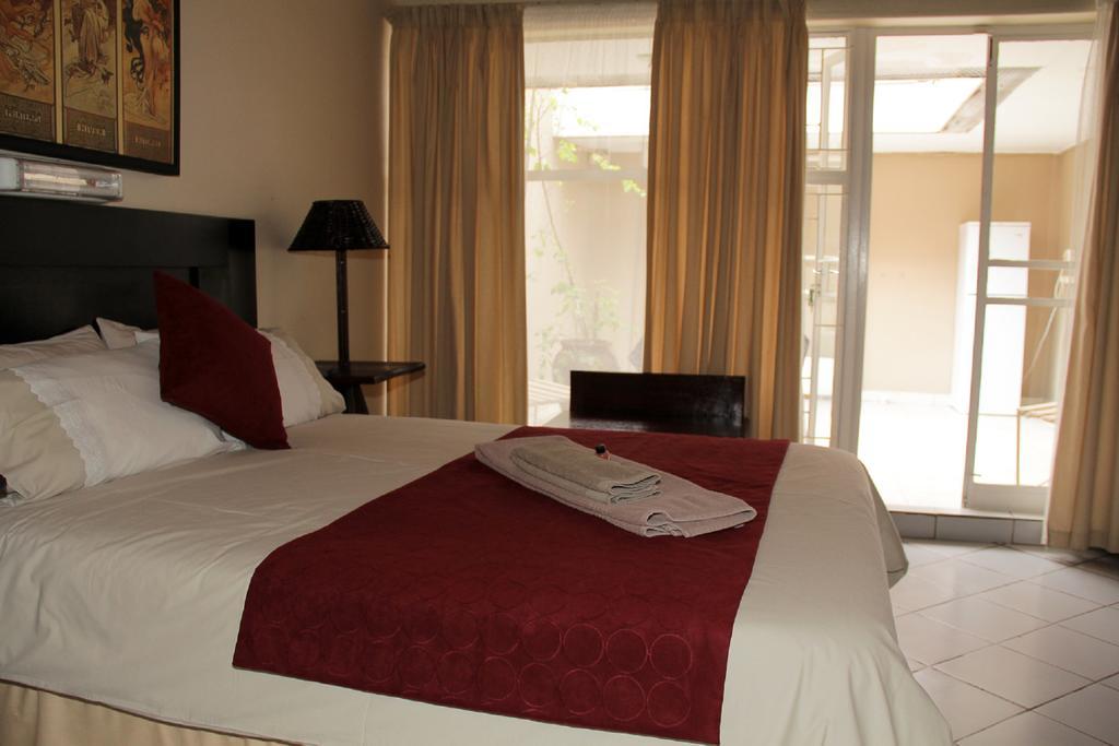 Rustenburg Guesthouse ภายนอก รูปภาพ