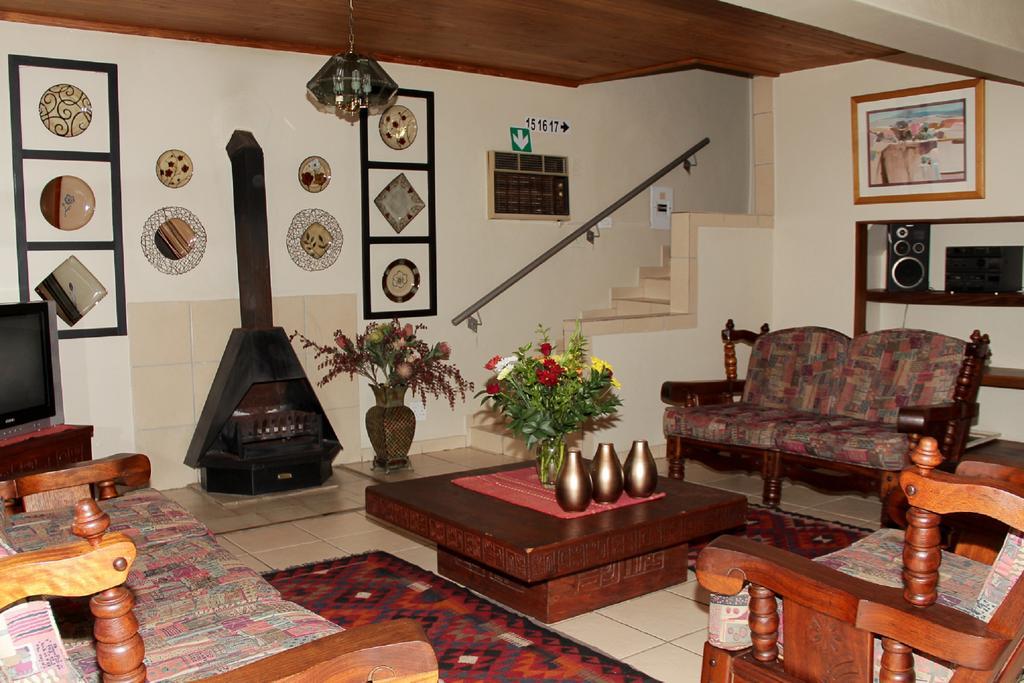 Rustenburg Guesthouse ภายนอก รูปภาพ
