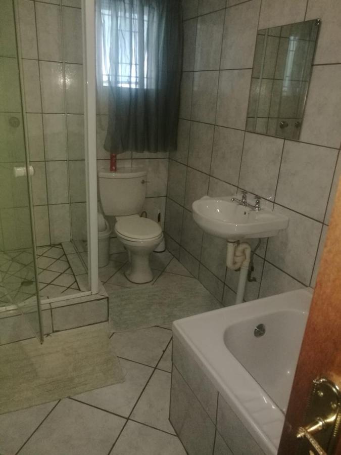 Rustenburg Guesthouse ภายนอก รูปภาพ