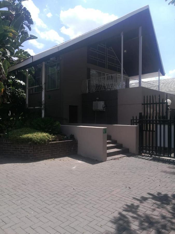 Rustenburg Guesthouse ภายนอก รูปภาพ