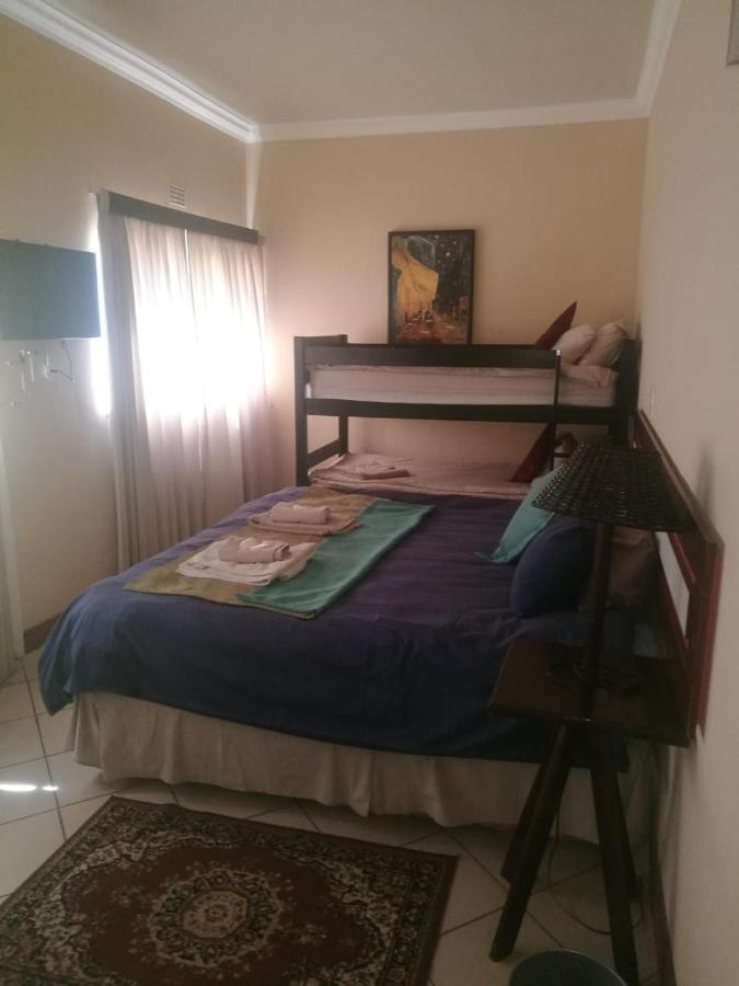 Rustenburg Guesthouse ภายนอก รูปภาพ